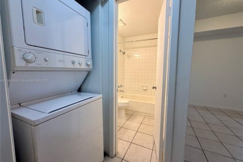 Copropriété à louer à Pembroke Pines, Floride: 2 chambres, 79.34 m2 № 1945292 - photo 11