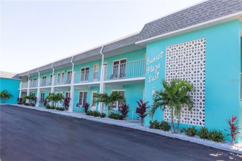 Condo in Saint Pete Beach, Florida, 2 bedrooms  № 2305209