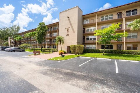 Снять в аренду кондоминиум в Пемброк-Пайнс, Флорида 2 спальни, 88.54м2, № 1949008 - фото 1
