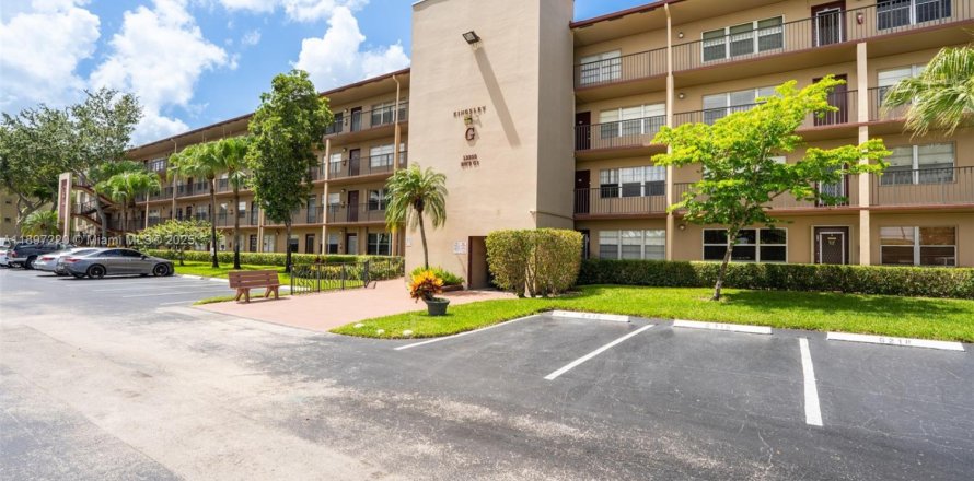 Кондоминиум с 2 спальнями в Пемброк-Пайнс, Флорида № 1949008