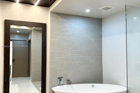 Condo in Sunny Isles Beach, Florida, 3 bedrooms № 1940107 - photo 10