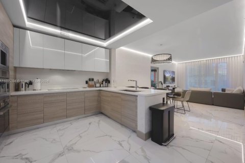 Condo in Sunny Isles Beach, Florida, 3 bedrooms № 1940107 - photo 1