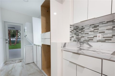 Casa en venta en North Miami, Florida, 4 dormitorios, 149.11 m2 № 1825711 - foto 12