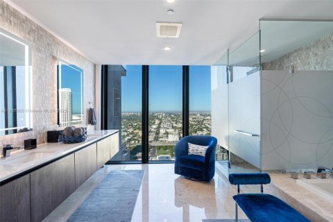 Condo in Miami, Florida, 4 bedrooms  № 1942331 - photo 25