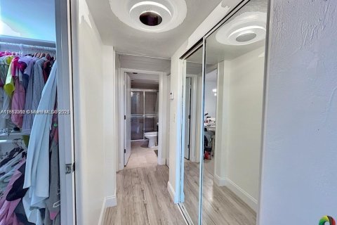 Condo in Plantation, Florida, 1 bedroom  № 1872151 - photo 8