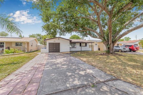 House in Saint Petersburg, Florida 2 bedrooms, 112.13 sq.m. № 1679859 - photo 4