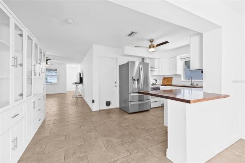 House in Saint Petersburg, Florida 2 bedrooms, 112.13 sq.m. № 1679859 - photo 11