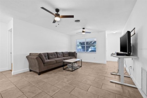 House in Saint Petersburg, Florida 2 bedrooms, 112.13 sq.m. № 1679859 - photo 7