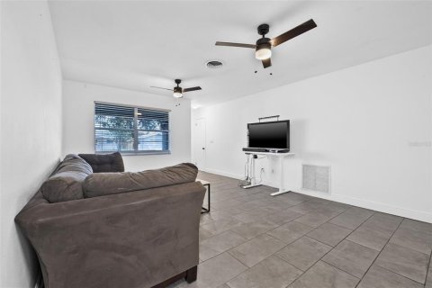 House in Saint Petersburg, Florida 2 bedrooms, 112.13 sq.m. № 1679859 - photo 8