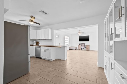House in Saint Petersburg, Florida 2 bedrooms, 112.13 sq.m. № 1679859 - photo 16
