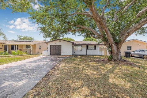 House in Saint Petersburg, Florida 2 bedrooms, 112.13 sq.m. № 1679859 - photo 2