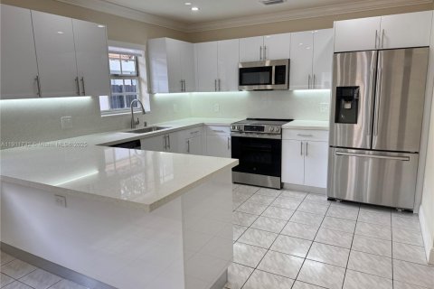 Снять в аренду виллу или дом в Майами, Флорида 3 спальни, 154.59м2, № 1967588 - фото 3