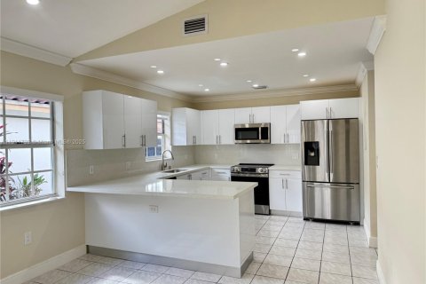 Снять в аренду виллу или дом в Майами, Флорида 3 спальни, 154.59м2, № 1967588 - фото 4