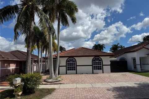 Снять в аренду виллу или дом в Майами, Флорида 3 спальни, 154.59м2, № 1967588 - фото 1