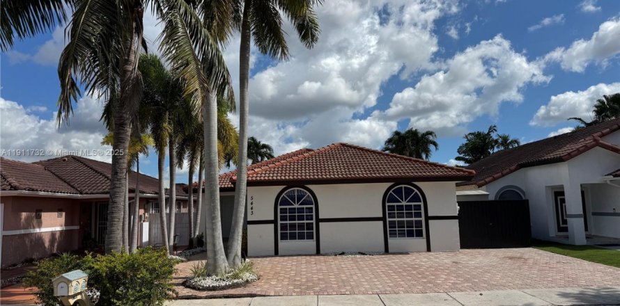 Дом в Майами, Флорида 3 спальни, 154.59м2 № 1967588