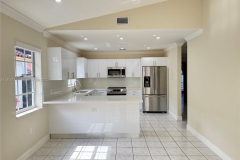 Снять в аренду виллу или дом в Майами, Флорида 3 спальни, 154.59м2, № 1967588 - фото 5