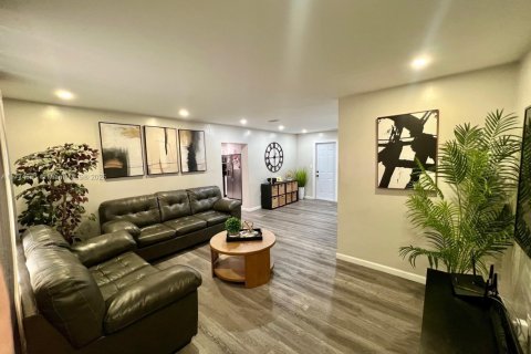 House in North Miami, Florida 3 bedrooms, 140.75 sq.m. № 1868275 - photo 1