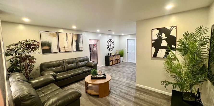 House in North Miami, Florida 3 bedrooms, 140.75 sq.m. № 1868275