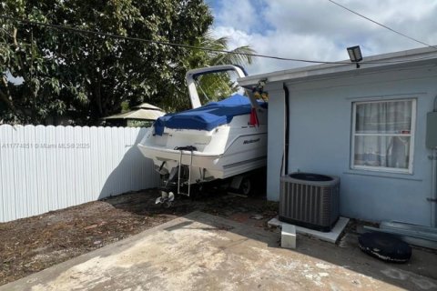 House in North Miami, Florida 3 bedrooms, 140.75 sq.m. № 1868275 - photo 13