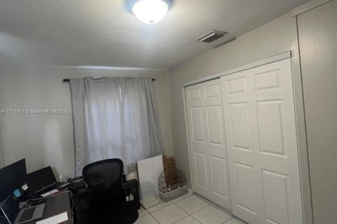 House in North Miami, Florida 3 bedrooms, 140.75 sq.m. № 1868275 - photo 6