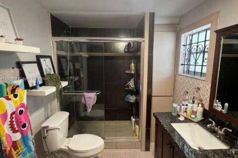 House in North Miami, Florida 3 bedrooms, 140.75 sq.m. № 1868275 - photo 12