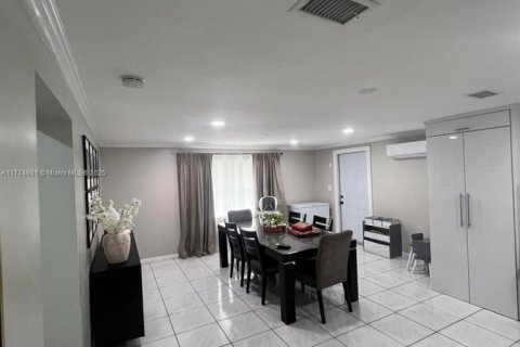 House in North Miami, Florida 3 bedrooms, 140.75 sq.m. № 1868275 - photo 9