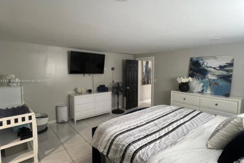 House in North Miami, Florida 3 bedrooms, 140.75 sq.m. № 1868275 - photo 10