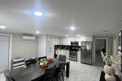 House in North Miami, Florida 3 bedrooms, 140.75 sq.m. № 1868275 - photo 8