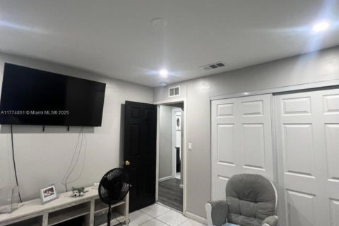 House in North Miami, Florida 3 bedrooms, 140.75 sq.m. № 1868275 - photo 5