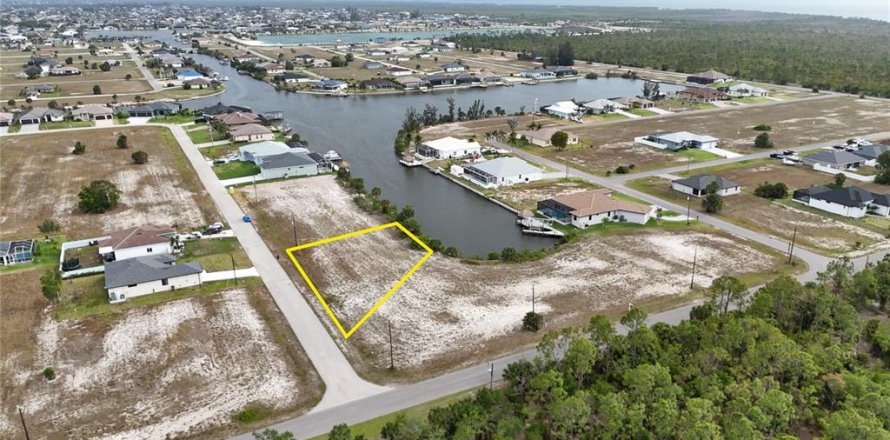 Terreno en Cape Coral, Florida № 1691018