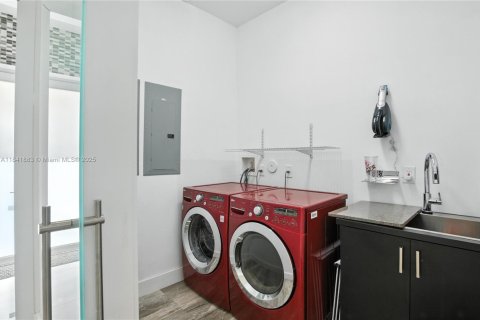Casa en venta en Miami, Florida, 4 dormitorios, 348.48 m2 № 1840870 - foto 23