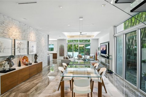 Casa en venta en Miami, Florida, 4 dormitorios, 348.48 m2 № 1840870 - foto 15