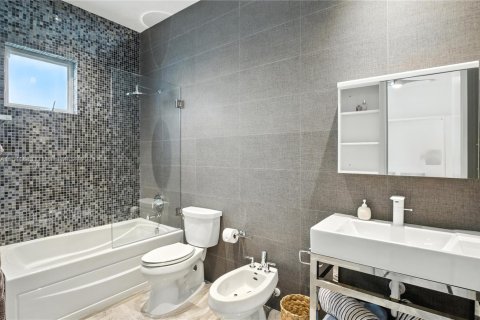 Casa en venta en Miami, Florida, 4 dormitorios, 348.48 m2 № 1840870 - foto 25