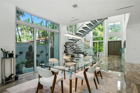 Casa en venta en Miami, Florida, 4 dormitorios, 348.48 m2 № 1840870 - foto 3