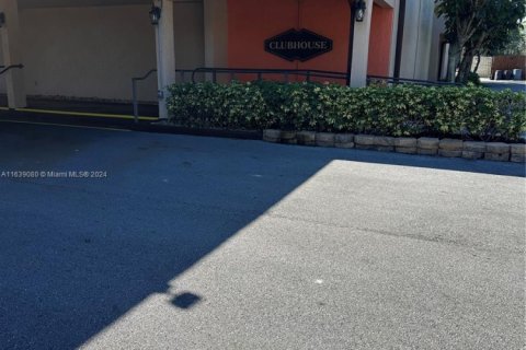 Condo in Tamarac, Florida, 2 bedrooms  № 1811574 - photo 17