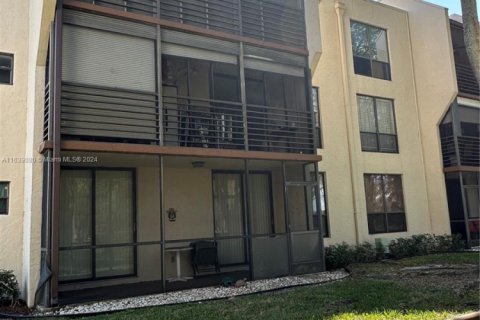 Condo in Tamarac, Florida, 2 bedrooms  № 1811574 - photo 2