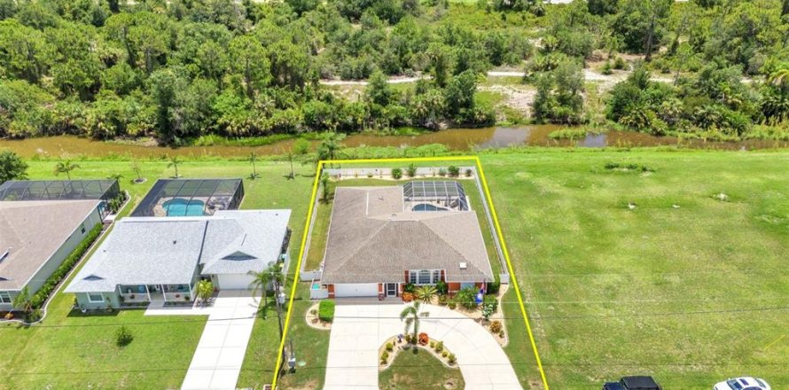 House in Punta Gorda, Florida 4 bedrooms, 221.11 sq.m. № 1870945