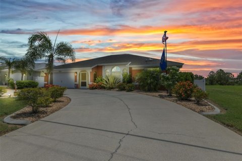 House in Punta Gorda, Florida 4 bedrooms, 221.11 sq.m. № 1870945 - photo 3