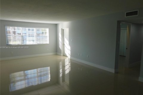 Condominio en alquiler en Hialeah, Florida, 2 dormitorios, 96.15 m2 № 1924107 - foto 3