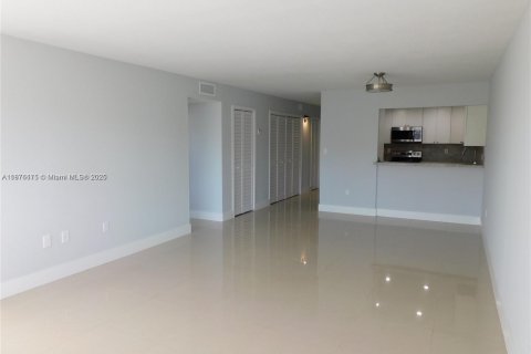 Condominio en alquiler en Hialeah, Florida, 2 dormitorios, 96.15 m2 № 1924107 - foto 2