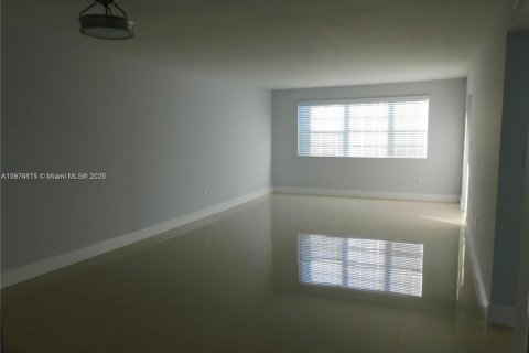 Condominio en alquiler en Hialeah, Florida, 2 dormitorios, 96.15 m2 № 1924107 - foto 4