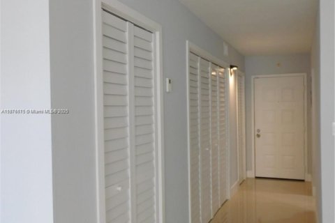Condominio en alquiler en Hialeah, Florida, 2 dormitorios, 96.15 m2 № 1924107 - foto 1