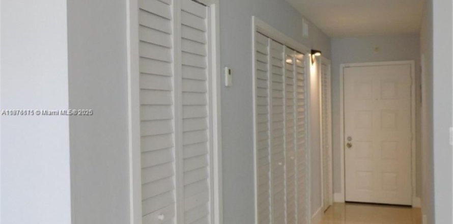 Condominio en Hialeah, Florida, 2 dormitorios  № 1924107