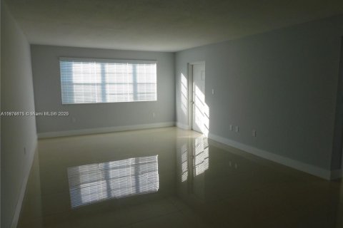 Condominio en alquiler en Hialeah, Florida, 2 dormitorios, 96.15 m2 № 1924107 - foto 5
