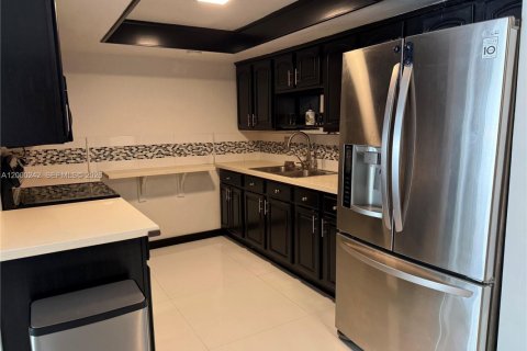 Touwnhouse à louer à North Miami, Floride: 2 chambres, 152.36 m2 № 2170143 - photo 6