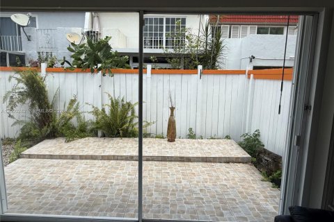 Touwnhouse à louer à North Miami, Floride: 2 chambres, 152.36 m2 № 2170143 - photo 16