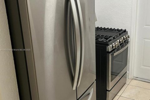 Снять в аренду квартиру в Майами-Бич, Флорида 2 спальни, 698.07м2, № 1975439 - фото 7