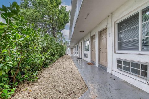 Снять в аренду квартиру в Майами-Бич, Флорида 2 спальни, 698.07м2, № 1975439 - фото 16