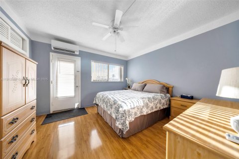 Condo in Hallandale Beach, Florida, 1 bedroom  № 1968729 - photo 13