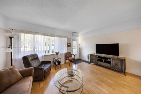 Condo in Hallandale Beach, Florida, 1 bedroom  № 1968729 - photo 4